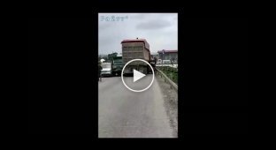 Странное ДТП: 4 транспортных средства парализовали движение на китайской магистрали