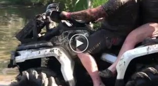 Понадеявшаяся на водителя квадроцикла девушка искупалась в грязной воде