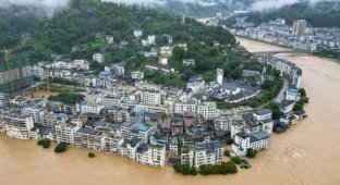 Powerful flooding in China (1 photo + 2 videos)