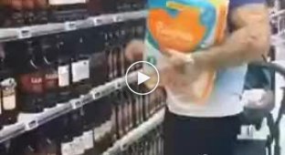 Грустное видео. Хочет купить бутылочку виски, но мешает предмет в руках