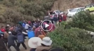 Жителі Болівії разом витягли автомобіль з обриву