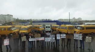 В Старом Осколе маршрутчики составили надпись «Путин помоги» из своих автобусов (3 фото)