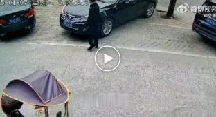 Vigilant pedestrian saves a child