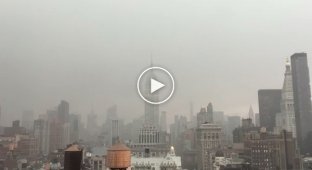 Молния ударила в небоскреб Empire State Building 