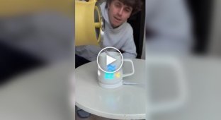 В Китае выпустили кружку с дисплеем