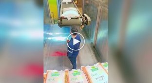 In Turkey, a "genius" worker with very strong shoulders was captured on camera