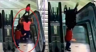 "Куда родители смотрят?": двое детей упали с эскалатора в московском ТЦ "Мегаполис" (4 фото + 2 видео)