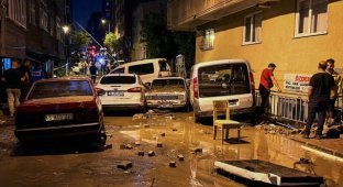 Стамбул затопило после сильнейшего ливня (4 фото + 4 видео)