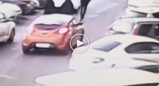 В Смоленске женщина наехала на человека, полицейским пришлось силой доставать ее из машины