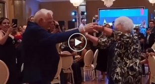 Зажигательный танец пенсионеров