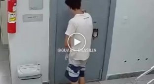 Неуклюжий вор застрял в банке