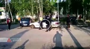 Под Новосибирском пьяный мужчина после ДТП отказался покидать салон автомобиля и поджег себя