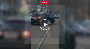 В сеть попало видео, как беременная на Infiniti нарочно таранила машины в Москве