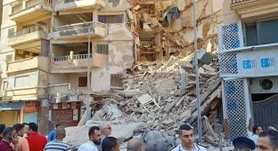 В Египте частично обрушился 13-этажный дом (3 фото + 2 видео)