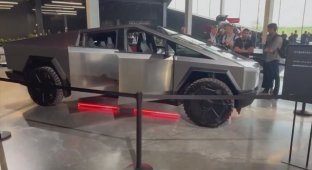 Journalists showed a new prototype electric car Tesla Cybertruck (3 photos)