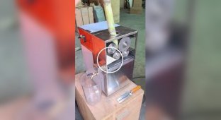 How juice is extracted from sugar cane