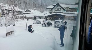 Японец утопает в снегу ради репортажа. Увы, это лишь монтаж! (4 фото)