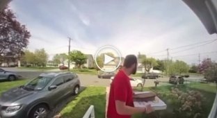 A pizza delivery man stops a police chase with a kick