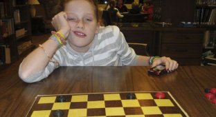 Кузина, постоянно проигрывающая в шашки, повзрослела на год (9 фото)
