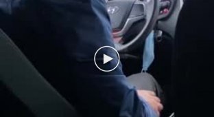 Таксист в Краснодаре приехал на вызов, но отказался везти по цене из приложения (мат)