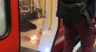 Взрыв зарядного устройства вызвал панику в лондонском метро (2 фото)