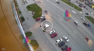 В Екатеринбурге школьник ехал по велосипедной дорожке и влетел в автомобиль