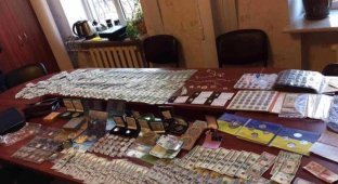 В Украине у задержанного полковника полиции изъяли оружие, золотые слитки и ювелирные изделия (3 фото)