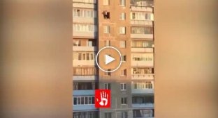 Во время вечеринки из съемной квартиры в Магнитогорске выпал парень (мат)