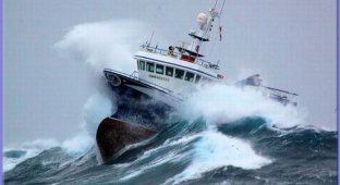 Fishing boat during a storm (10 photos)