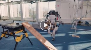 Boston Dynamics показала, як їх робот бігає та стрибає на будівництві із сумкою для інструментів