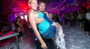 Пенная вечеринка в русском ночном клубе (26 фото)