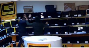 Дерзкое ограбление магазина ноутбуков в Екатеринбурге (3 фото + 1 видео)