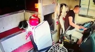 Пассажиры остановили автобус после того, как водитель упал в обморок (2 фото + 1 видео)