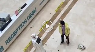 Here you go, soulless brute!: a Chinese woman got tired of a stupid robot in a clinic and smashed it with a stick