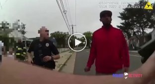 Чернокожий парень подошел с ножом близко к полицейскому