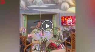 На похоронах супружеской пары устроили танец на пилоне