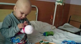 4-річний хлопчик шив іграшкових сніговиків у лікарні, щоб заробити на лікування лейкозу