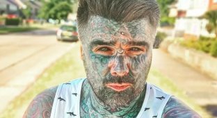 Самый татуированный мужчина Британии пожаловался властям на то, что он не может смотреть порно из-за нового закона (4 фото)