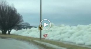 Сильный шторм в Онтарио вынес на берег глыбы льда