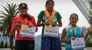 Мексиканка в юбке и сандалиях выиграла забег на 50 км (3 фото)