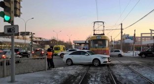 В Екатеринбурге водитель Ауди протаранил трамвай (6 фото + 1 видео)