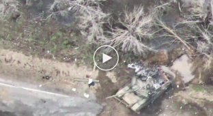 Уничтожение FPV-дроном подбитого российского танка Т-90М Прорыв недалеко от Крынок Херсонской области