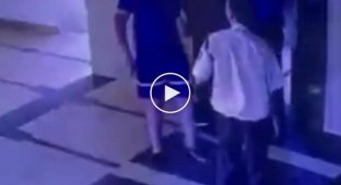Мужчина, застрявший в лифте, так разгневался, что побил лифтера и охранника