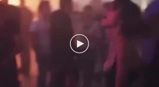 Сексуальная девушка танцует в ночном клубе