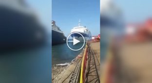 Фінальний рейс морських гігантів: Кораблі прибувають на утилізацію