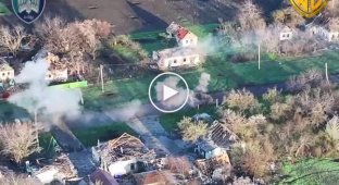 Две российские БМП с оккупантами догорают посреди украинского села