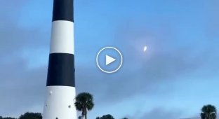 Посадка Falcon Heavy виглядає як сцена з науково-фантастичного фільму