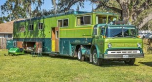 Vintage 1974 Ford C750 Camelot Cruiser Motorhome Fitted to Carry Snowmobiles (44 Photos + 4 Videos)