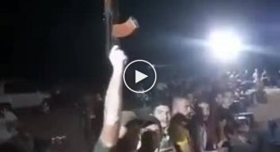 Традиции стрельбы одной рукой в Сирии у настоящих мужчин