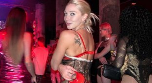 Настя Ивлеева бурно отметила 14 февраля и пришла на вечеринку в "голом платье" (4 фото)